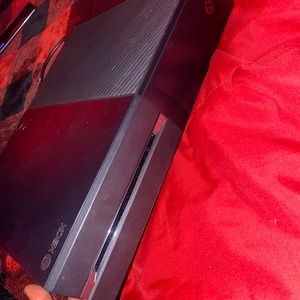 Comes with injustice downloaded and warzone just tryna get rid of it